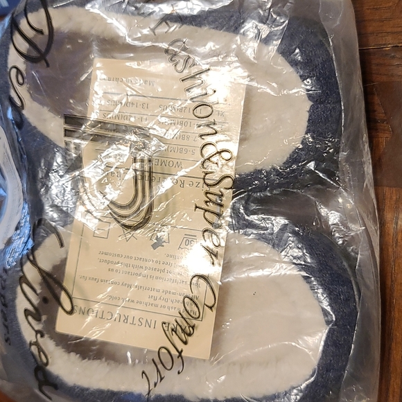 Women's lined Slippers. Moccasin. Memory foam. Size 7-8. Navy/tan. Rubber sole. - Picture 3 of 5